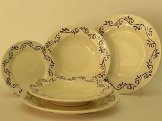Servizio di piatti - Produzione artigianale in ceramica dipinta a mano.Tecnica: maiolica