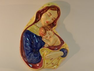 (CODICE ARTICOLO: ARV/12) Bassorilievo con Madonna e Bambino dipinto a mano. Tecnica : maiolica