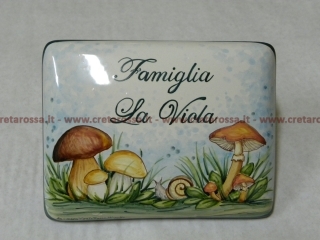 cod.art: nc97 - Mattonella in ceramica leggermente bombata cm 17x13 circa con decoro funghi realistici e scritta personalizzata. 