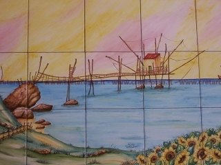 cod.art: va05 - Pannello in ceramica con immagine del trabocco di Vasto, dipinto a mano in base alla richiesta del cliente. Ne vorresti uno simile? Invia una richiesta e riceverai il preventivo con le spese di spedizione.