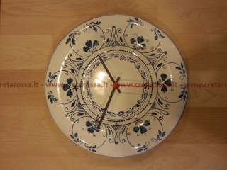 cod.art: or06 - Orologio in ceramica dipinto a mano in base alla richiesta del cliente. Ne vorresti uno simile? Invia una richiesta e riceverai il preventivo con le spese di spedizione.