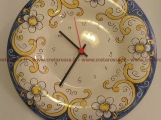 cod.art: or05 - Orologio in ceramica dipinto a mano in base alla richiesta del cliente. Ne vorresti uno simile? Invia una richiesta e riceverai il preventivo con le spese di spedizione.