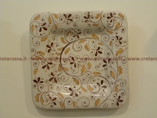 cod.art: pt16 - Piatto in ceramica dipinto a mano e personalizzato in base alle esigenze del cliente. Ne vorresti uno simile? Invia una richiesta e riceverai il preventivo con le spese di spedizione. 