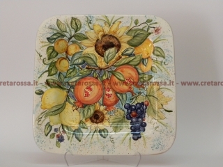 cod.art: pt02 - Piatto in ceramica dipinto a mano con frutta e fiori. Ne vorresti uno simile? Invia una richiesta e riceverai il preventivo con le spese di spedizione. 