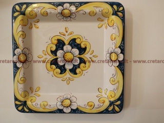 cod.art: pt17 - Piatto in ceramica dipinto a mano e personalizzato in base alle esigenze del cliente. Ne vorresti uno simile? Invia una richiesta e riceverai il preventivo con le spese di spedizione. 