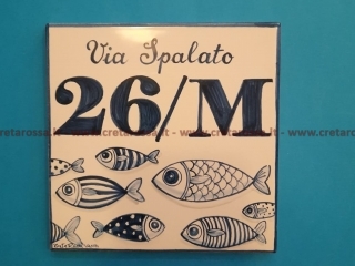 cod.art: nc64c - Mattonella in ceramica cm 20x20 circa con decoro "pesci blu" e scritta personalizzata. 