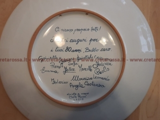 cod.art: va61 - Retro del piatto in ceramica "FAMIGLIA MIA" con le firme di tutti i componenti della famiglia. Ne vorresti uno simile? Invia una richiesta e riceverai il preventivo con le spese di spedizione.