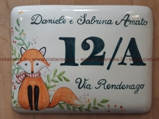 cod.art: nc79a - Mattonella in ceramica leggermente bombata cm 17x13 circa con volpe e scritta personalizzata. 