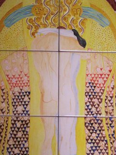 “Gioia, bella scintilla divina" di G. Klimt  - 40x60 cm. - particolare; Lavoro realizzato all'interno del laboratorio; Autrice: Sonia Bellini. Tecnica: Maiolica. 