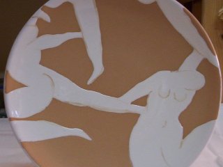 "La danza" di H. Matisse - Piatto da 30 cm. di diametro  - particolare; Lavoro realizzato all'interno del laboratorio; Autrice: Silvia Quirini. Tecnica: Maiolica. 