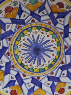 Piatto da 30 cm di diametro: particolare riproduzione  tipico disegno Montelupo Fiorentino; Lavoro realizzato all'interno del laboratorio; Autrice: Silvia Quirini. Tecnica: Maiolica. 