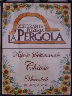 Insegne, pannelli e mattonelle in ceramica dipinte a mano per ristoranti, residence, bed and breakfast, negozi e pizzerie. Riproduzione e realizzazione di loghi aziendali su vari formati. Realizazzione di pezzi speciali e con argille refrattarie.