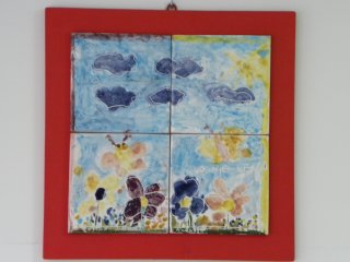 Pannello 30x30 cm. realizzato dai bambini durante i corsi tenuti nel laboratorio. Tecnica: smalti colorati su terracotta