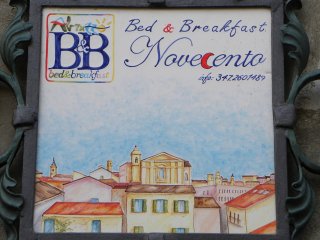Insegne, pannelli e mattonelle in ceramica dipinte a mano per ristoranti, residence, bed and breakfast, negozi e pizzerie. Riproduzione e realizzazione di loghi aziendali su vari formati. Realizazzione di pezzi speciali e con argille refrattarie.
