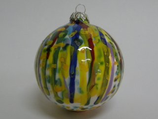 Pallina di natale di cm. 8 di diametro, circa, dipinta a mano da un artista di 7 anni - durante i corsi tenuti dentro il laboratorio .Tecnica:maiolica