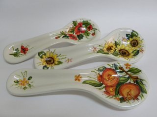 Poggiamestolo - Produzione artigianale in ceramica dipinta a mano.Tecnica: maiolica