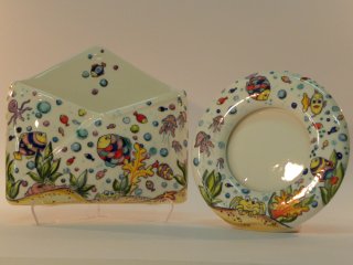 (CODICE ARTICOLO: PL/12+PF/10)Portalettera da parete e portafoto dipinti a mano con pesci tropicali.Tecnica:maiolica