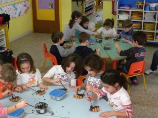 Corsi di ceramica per bambini all' Albero Azzurro di Vasto - decorazione -manipolazione dell'argilla