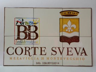 Insegne, pannelli e mattonelle in ceramica dipinte a mano per ristoranti, residence, bed and breakfast, negozi e pizzerie. Riproduzione e realizzazione di loghi aziendali su vari formati. Realizazzione di pezzi speciali e con argille refrattarie.