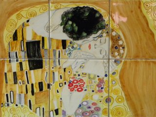 "Il bacio" di G.Klimt - pannello in maiolica 45x30 - particolare. Lavoro realizzato durante i corsi tenuti all'interno del laboratorio.