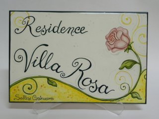 Insegne, pannelli e mattonelle in ceramica dipinte a mano per ristoranti, residence, bed and breakfast, negozi e pizzerie. Riproduzione e realizzazione di loghi aziendali su vari formati. Realizazzione di pezzi speciali e con argille refrattarie.