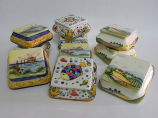 Scatoline dipinte a mano con personalizzazione .Tecnica: maiolica