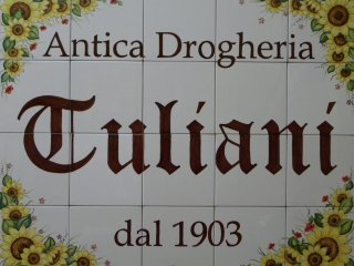Insegne, pannelli e mattonelle in ceramica dipinte a mano per ristoranti, residence, bed and breakfast, negozi e pizzerie. Riproduzione e realizzazione di loghi aziendali su vari formati. Realizazzione di pezzi speciali e con argille refrattarie.