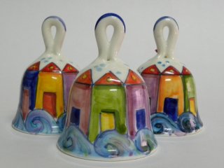 campanelle in ceramica dipinte a mano dal laboratorio di ceramica Creta Rossa di Vasto.