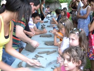 Favolare - laboratori di ceramica per bambini dell'Università di Harvard con il laboratorio Creta Rossa