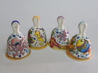 campanelle in ceramica dipinte a mano dal laboratorio di ceramica Creta Rossa di Vasto.