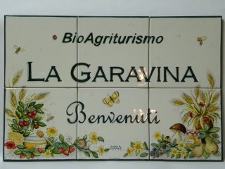 Insegne, pannelli e mattonelle in ceramica dipinte a mano per ristoranti, residence, bed and breakfast, negozi e pizzerie. Riproduzione e realizzazione di loghi aziendali su vari formati. Realizazzione di pezzi speciali e con argille refrattarie.