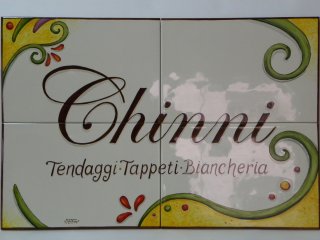 Insegne, pannelli e mattonelle in ceramica dipinte a mano per ristoranti, residence, bed and breakfast, negozi e pizzerie. Riproduzione e realizzazione di loghi aziendali su vari formati. Realizazzione di pezzi speciali e con argille refrattarie.