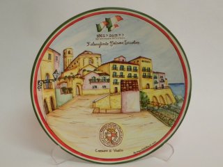 In occasione dei 150 anni dell' Unità d' Italia  - Concorso "Vetrina Tricolore" organizzato dal Comune di Vasto - Terzo classificato - Piatto in ceramica dipinto a mano raffigurante porta Catena con il centro storico. 