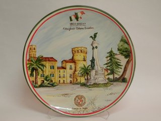 In occasione dei 150 anni dell' Unità d' Italia  - Concorso "Vetrina Tricolore" organizzato dal Comune di Vasto - Primo classificato - Piatto in ceramica dipinto a mano raffigurante Piazza Rossetti. 