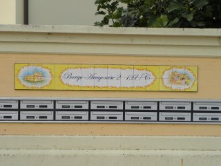 Insegne, pannelli e mattonelle in ceramica dipinte a mano per ristoranti, residence, bed and breakfast, negozi e pizzerie. Riproduzione e realizzazione di loghi aziendali su vari formati. Realizazzione di pezzi speciali e con argille refrattarie.