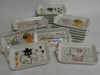 Vassoi in ceramica dipinti a mano durante i corsi didattici per bambini svolti nel laboratorio di ceramica Creta Rossa di Vasto.