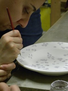 Corsi di ceramica per adulti all'interno del laboratorio Creta Rossa di Vasto - decorazione su maiolica e realizzazione di servizi di piatti.