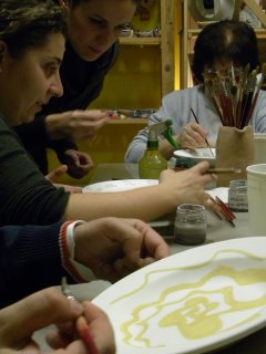 Corsi di ceramica per adulti all'interno del laboratorio Creta Rossa di Vasto - decorazione su maiolica e realizzazione di servizi di piatti.