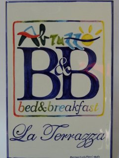 Insegne, pannelli e mattonelle in ceramica dipinte a mano per ristoranti, residence, bed and breakfast, negozi e pizzerie. Riproduzione e realizzazione di loghi aziendali su vari formati. Realizazzione di pezzi speciali e con argille refrattarie.