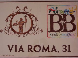 Insegne, pannelli e mattonelle in ceramica dipinte a mano per ristoranti, residence, bed and breakfast, negozi e pizzerie. Riproduzione e realizzazione di loghi aziendali su vari formati. Realizazzione di pezzi speciali e con argille refrattarie.