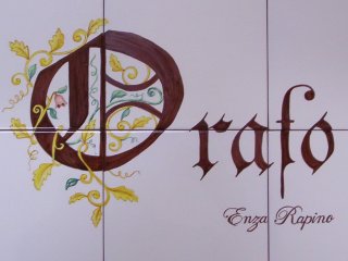 Insegne, pannelli e mattonelle in ceramica dipinte a mano per ristoranti, residence, bed and breakfast, negozi e pizzerie. Riproduzione e realizzazione di loghi aziendali su vari formati. Realizazzione di pezzi speciali e con argille refrattarie.