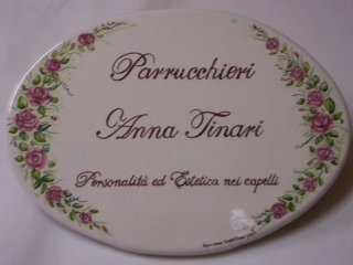 Insegne, pannelli e mattonelle in ceramica dipinte a mano per ristoranti, residence, bed and breakfast, negozi e pizzerie. Riproduzione e realizzazione di loghi aziendali su vari formati. Realizazzione di pezzi speciali e con argille refrattarie.