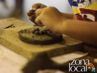 Notte Azzurra 2013 a Vasto - "Arte sotto le Stelle" laboratorio di ceramica per bambini a cura del laboratorio Creta Rossa di Vasto. Foto di Ludovica Meo, fonte www.zonalocale.it