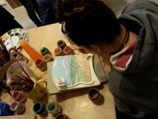 Frammenti di creatività durante i corsi di ceramica per adulti presso il nostro laboratorio di ceramica Creta Rossa di Vasto