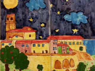 Veduta notturna di Vasto: pannello in ceramica realizzato da Sara, durante i corsi di ceramica per bambini all'interno del laboratorio Creta Rossa