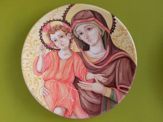 (CODICE ARTICOLO: LC/01):  Piatto in ceramica dipinto a mano raffigurante un particolare del trittico "Santa Maria della Misericordia". Tecnica: maiolica